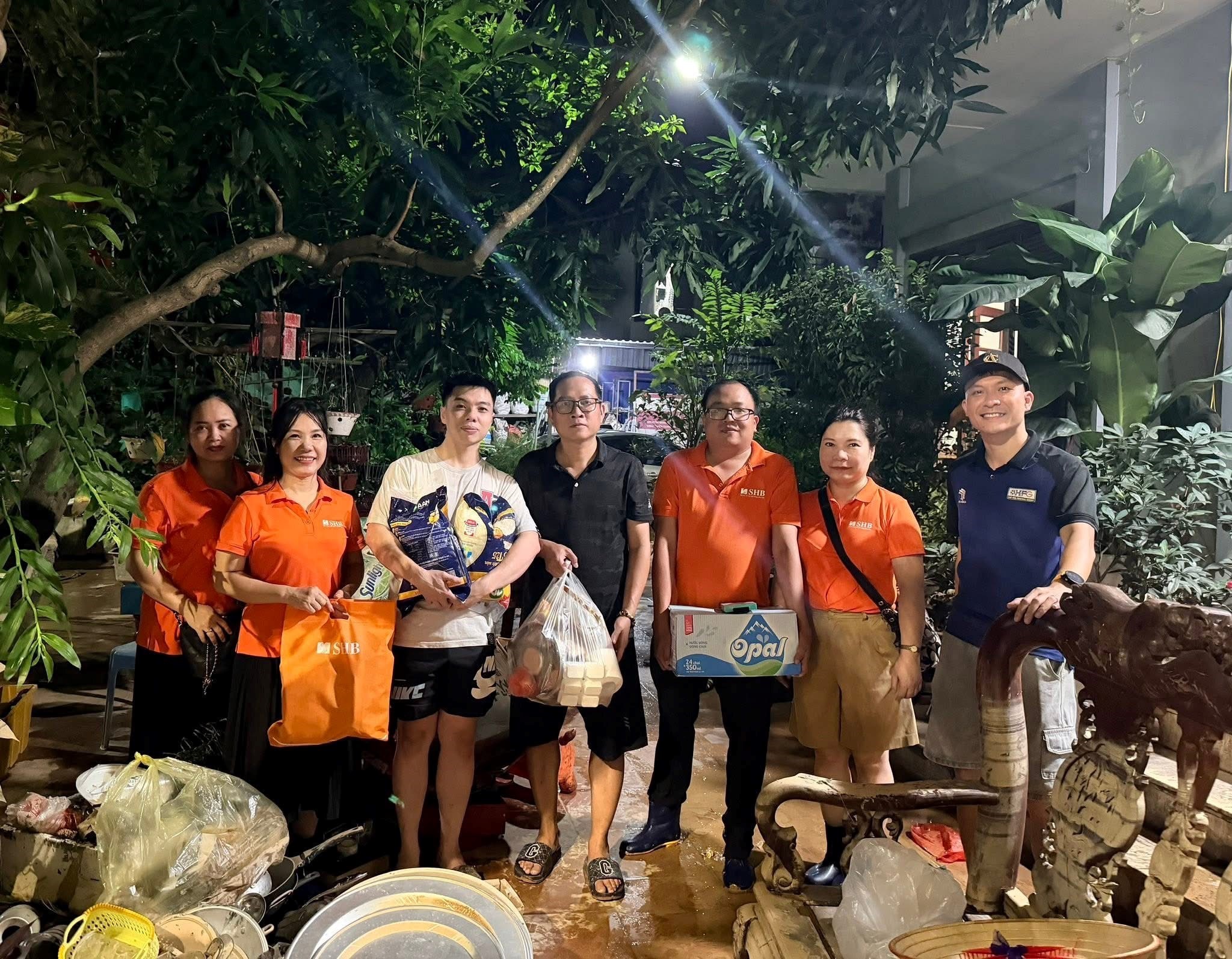 Đoàn cứu trợ khẩn cấp của SHB nhanh chóng có mặt tại Thái Nguyên để trao quà cho người dân Đoàn cứu trợ khẩn cấp của SHB nhanh chóng có mặt tại Thái Nguyên để trao quà cho người dân