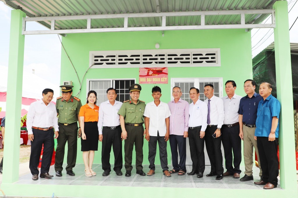 Lãnh đạo Bộ Công an, tỉnh Bạc Liêu và đại diện Tập đoàn T&T Group, Ngân hàng SHB dự khánh thành nhà của hộ dân được hỗ trợ Lãnh đạo Bộ Công an, tỉnh Bạc Liêu và đại diện Tập đoàn T&T Group, Ngân hàng SHB dự khánh thành nhà của hộ dân được hỗ trợ