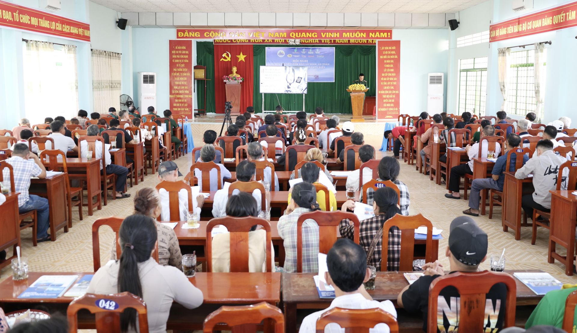 Quang cảnh buổi tuyên truyền. Quang cảnh buổi tuyên truyền.