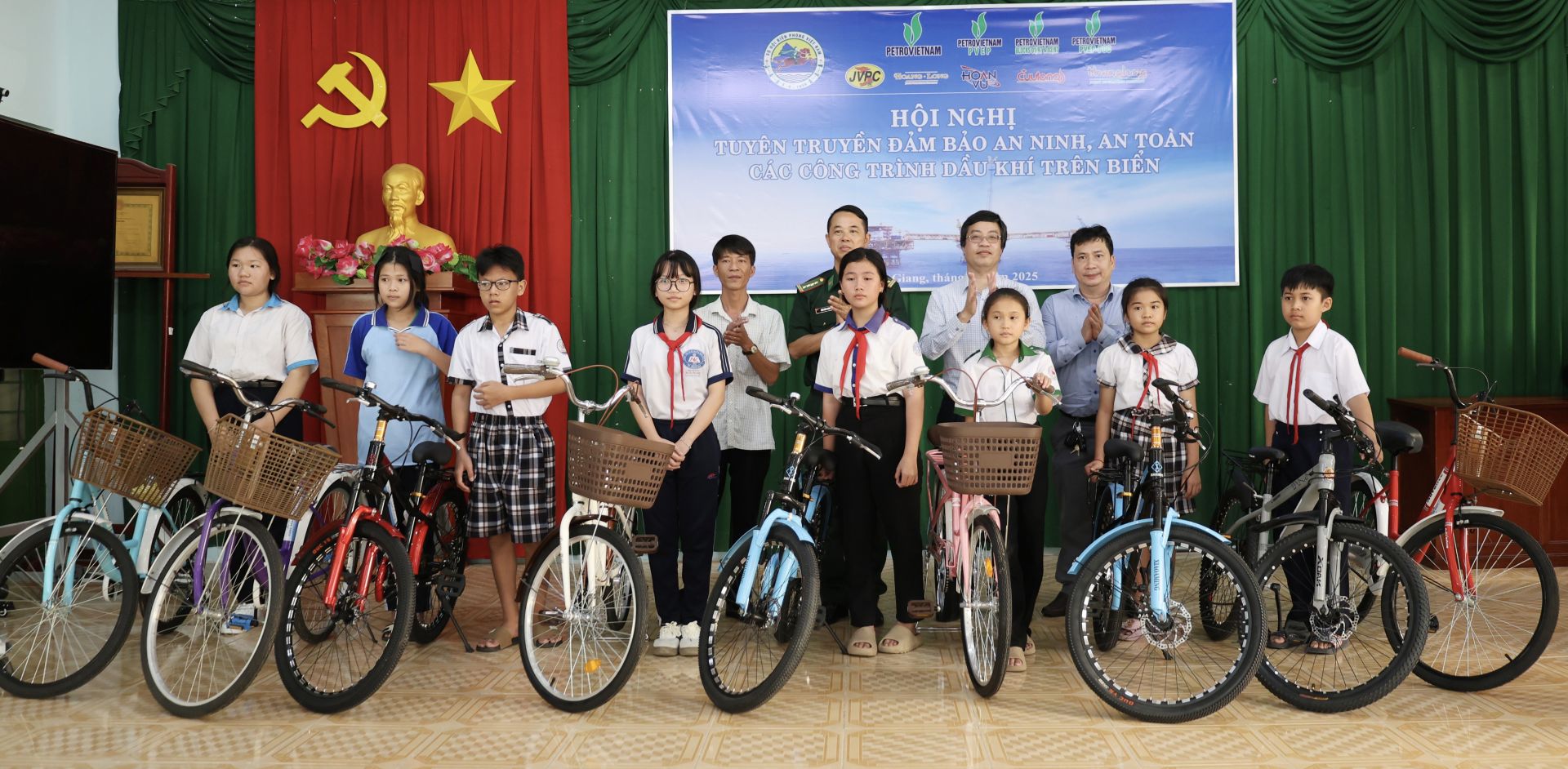 Đại tá Doãn Đình Tránh, Phó Chính ủy Ban Chỉ huy BĐBP tỉnh An Giang và ông Lê Quang Ánh, trưởng phòng An toàn Tổng Công ty Thăm dò Khai thác Dầu khí (PVEP) tặng xe đạp cho các em học sinh. Đại tá Doãn Đình Tránh, Phó Chính ủy Ban Chỉ huy BĐBP tỉnh An Giang và ông Lê Quang Ánh, trưởng phòng An toàn Tổng Công ty Thăm dò Khai thác Dầu khí (PVEP) tặng xe đạp cho các em học sinh.