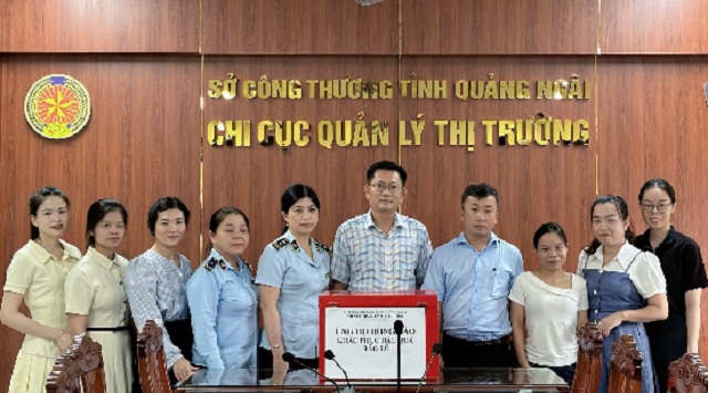 Chi cục QLTT tỉnh Quảng Ngãi quyên góp ủng hộ đồng bào vùng bão lũ