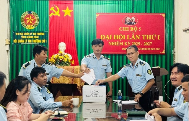 Cán bộ, công chức, viên chức Đội QLTT số 1 quyên góp. Ảnh: Trường Thân Cán bộ, công chức, viên chức Đội QLTT số 1 quyên góp. Ảnh: Trường Thân