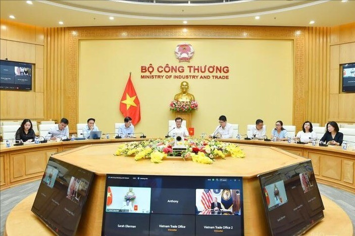 Thứ trưởng Nguyễn Sinh Nhật Tân trao đổi với Đại diện Thương mại Mỹ.