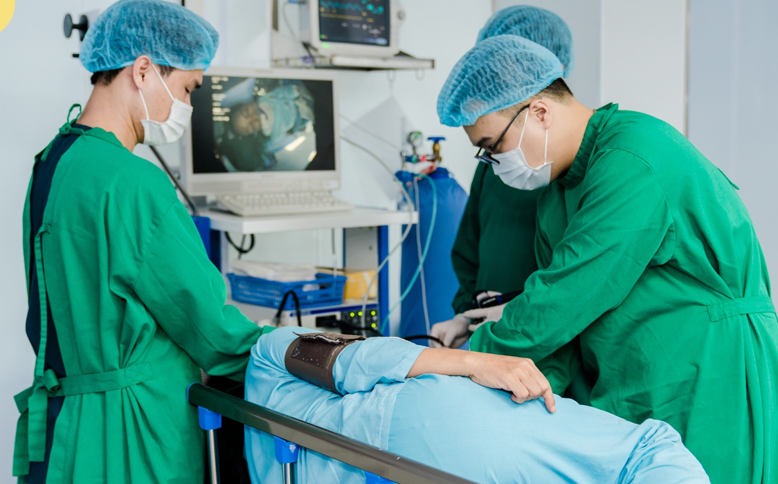 Phát hiện ung thư thực quản và đại tràng cùng lúc, bệnh nhân 62 tuổi được điều trị thành công nhờ nội soi