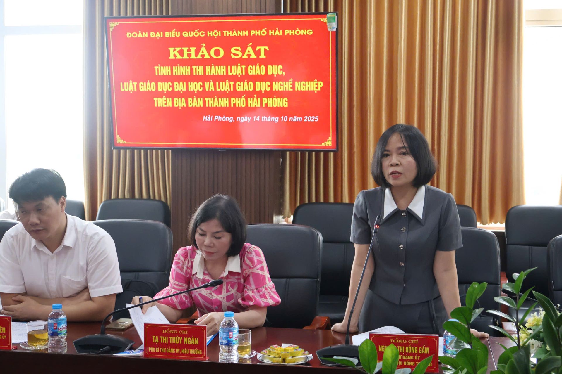 Lãnh đạo Trường Đại học Hải Dương trao đổi các nội dung Đoàn khảo sát quan tâm. Lãnh đạo Trường Đại học Hải Dương trao đổi các nội dung Đoàn khảo sát quan tâm.