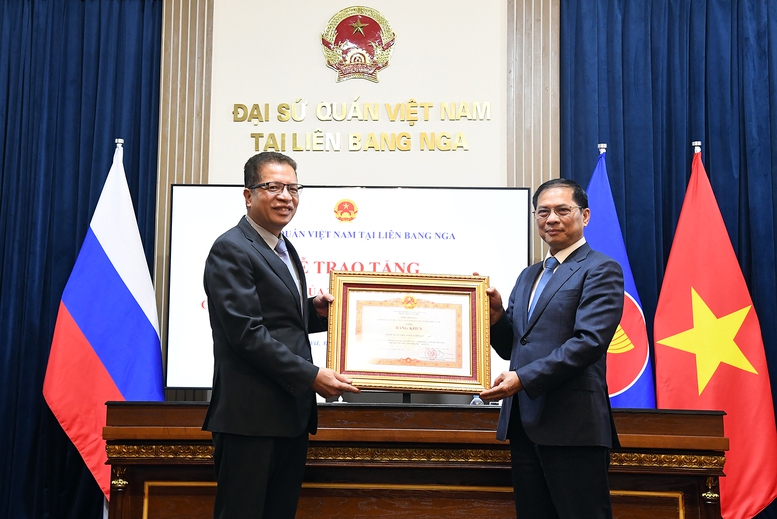 Phó Thủ tướng trao tặng Bằng khen của Thủ tướng Chính phủ cho Đại sứ quán Việt Nam tại Liên bang Nga vì đã có thành tích xuất sắc trong việc củng cố và tăng cường quan hệ Đối tác Chiến lược toàn diện Việt Nam - Liên bang Nga năm 2024 - Ảnh: VGP/Hải Minh