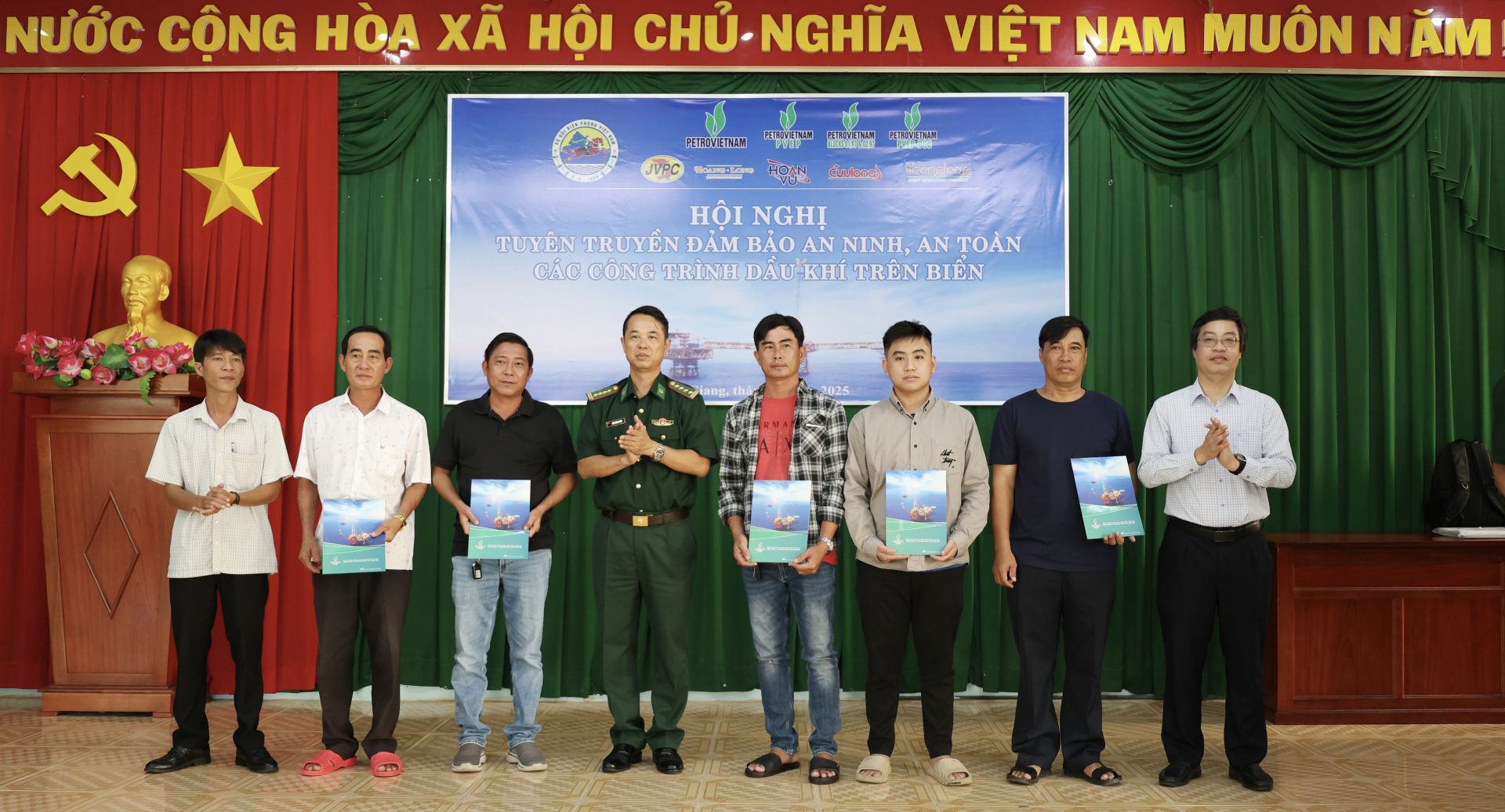 Tặng quà cho các ngư dân tiêu biểu. Tặng quà cho các ngư dân tiêu biểu.