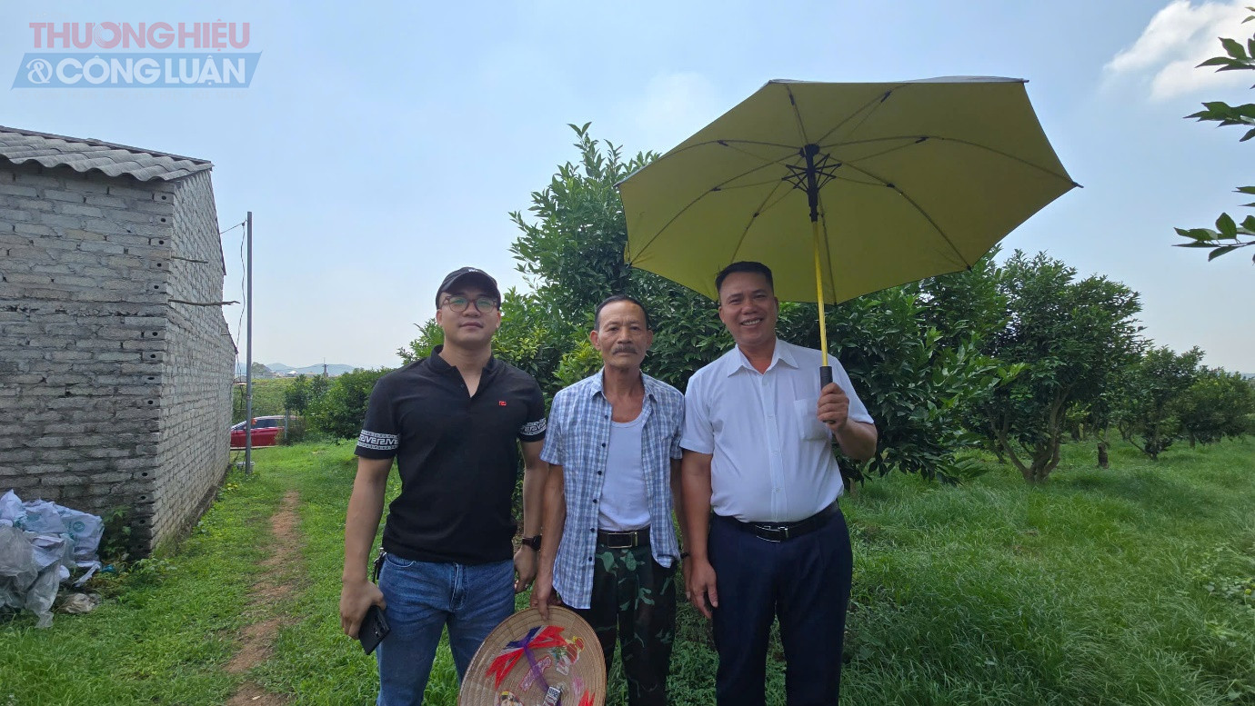 Anh Thắng (ngoài cùng bên phải) cùng đồng nghiệp đến tận vườn để hướng dẫn bà con sử dụng đạm cá hữu cơ một cách bài bản, khoa học nhất.