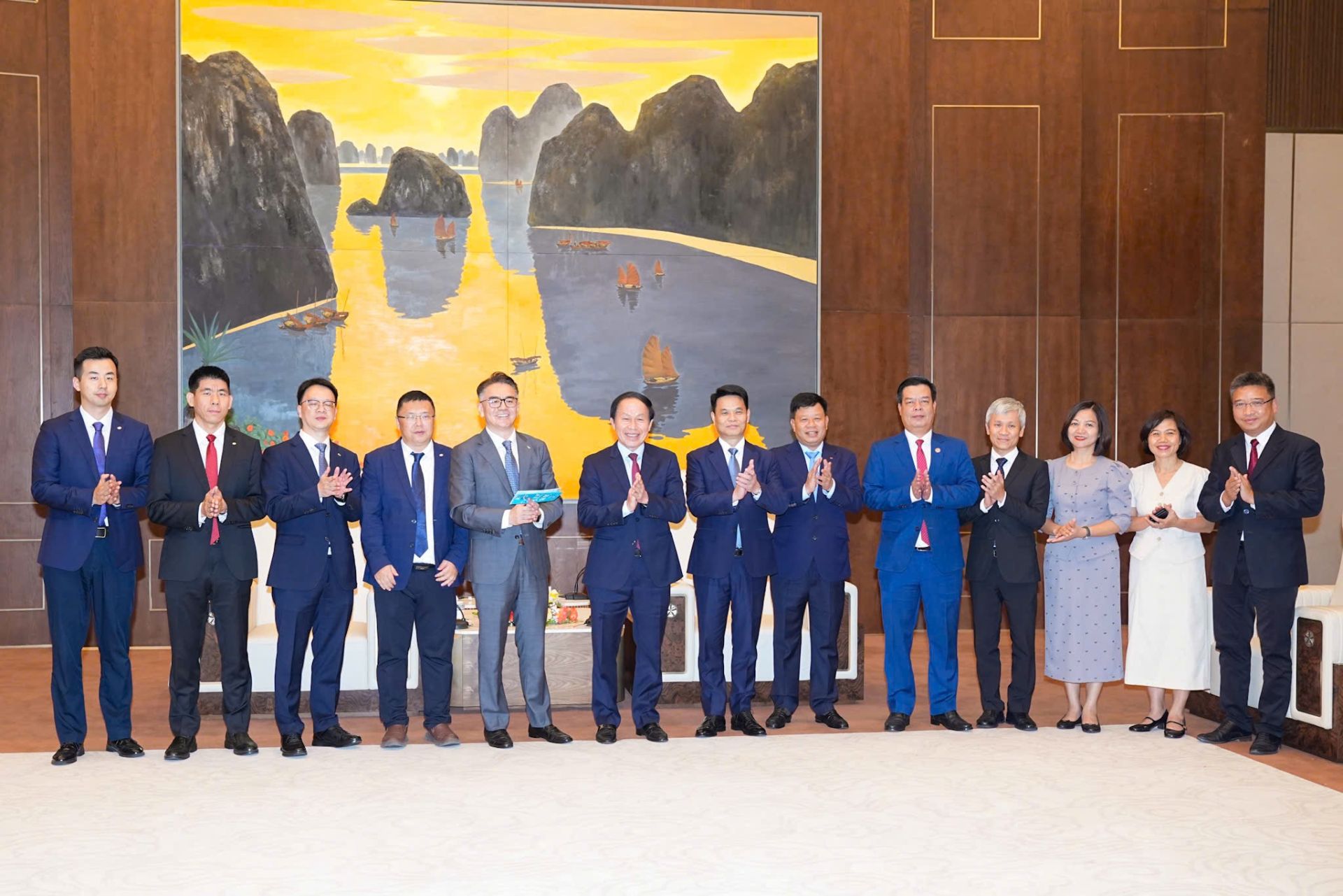 Lãnh đạo thành phố và Tập đoàn TCL chụp ảnh lưu niệm. Lãnh đạo thành phố và Tập đoàn TCL chụp ảnh lưu niệm.