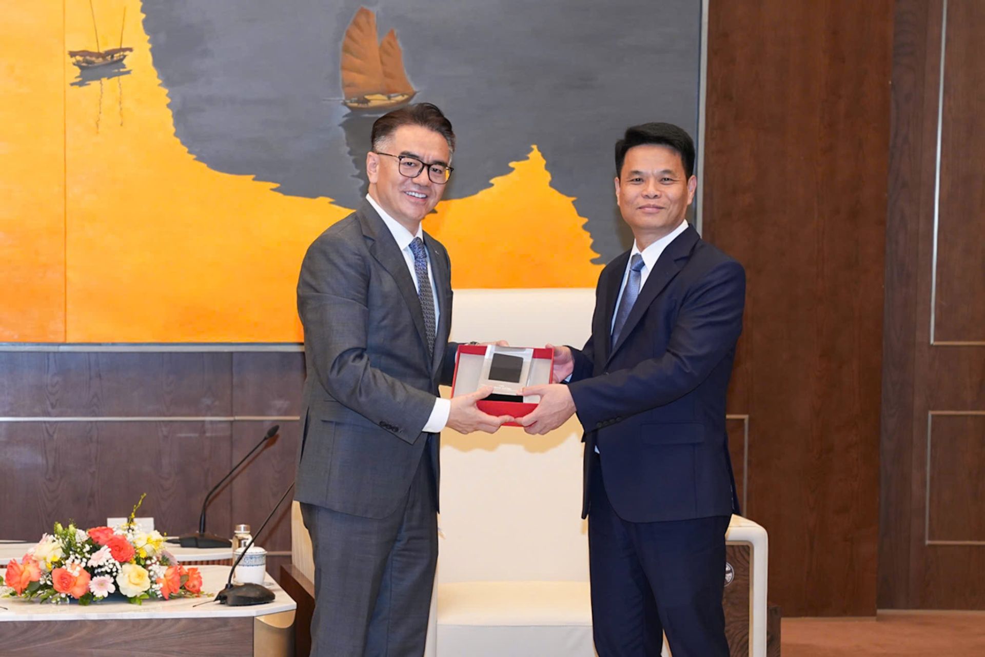 Lãnh đạo thành phố và Tập đoàn TCL trao quà lưu niệm. Lãnh đạo thành phố và Tập đoàn TCL trao quà lưu niệm.