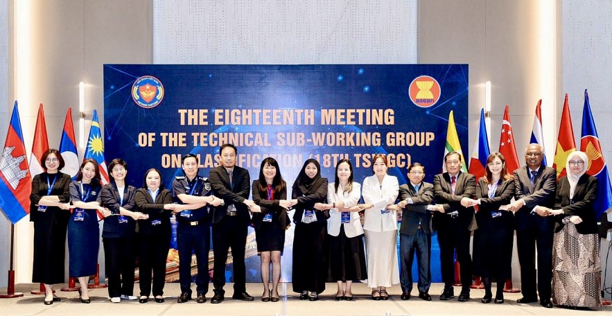 Đại diện Hải quan các quốc gia thành viên ASEAN thể hiện tinh thần đoàn kết tại sự kiện.