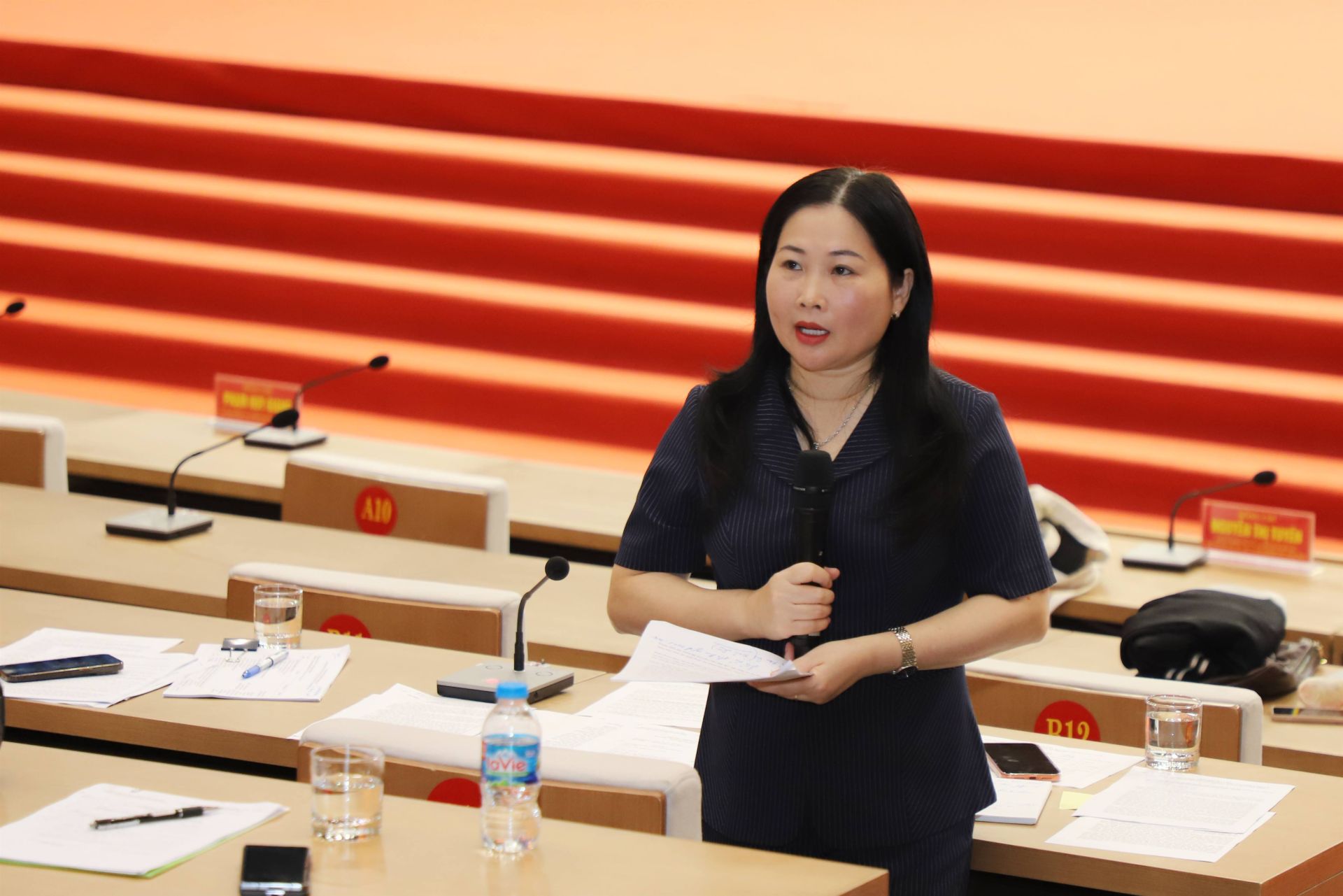 Bà Vũ Thị Hiền Hạnh - Phó Chủ tịch UBND tỉnh Lào Cai góp ý điều chỉnh chi tiết từng nội dung kịch bản chương trình