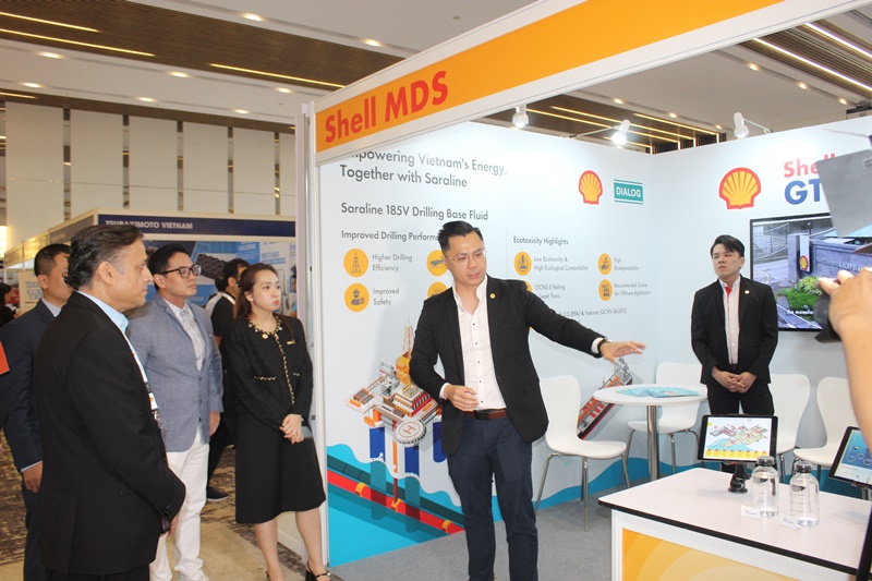 Doanh nghiệp giới thiệu khách tham quan về sản phẩm