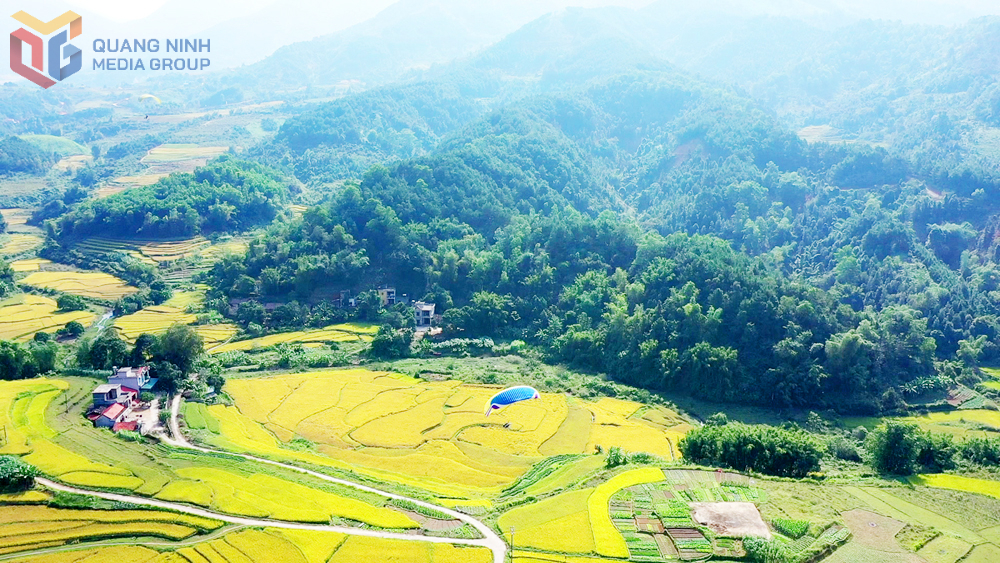 Hội Mùa vàng diễn ra vào thời điểm các thửa ruộng bậc thang ở Lục Hồn ngả vàng, đẹp mắt. Hội Mùa vàng diễn ra vào thời điểm các thửa ruộng bậc thang ở Lục Hồn ngả vàng, đẹp mắt.