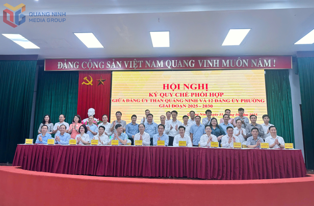 Đại diện Đảng uỷ Than Quảng Ninh và Đảng uỷ 12 phường: Hà Tu, Hồng Gai, Cẩm Phả, Quang Hanh, Cửa Ông, Mông Dương, Hạ Long, Vàng Danh, Yên Tử, Uông Bí, Cao Xanh, Hà Lầm ký kết quy chế phối hợp.