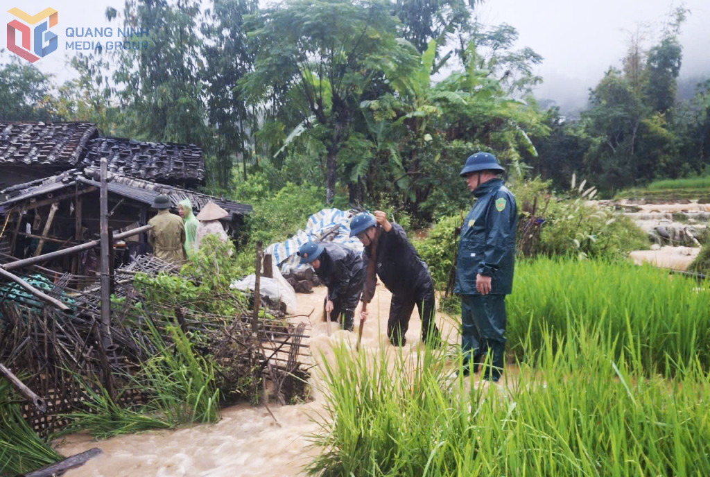 Lực lượng chức năng xã Hoành Mô giúp người dân khơi thông dòng chảy, tránh ngập úng vào nhà và hoa màu vào sáng 15/10. Lực lượng chức năng xã Hoành Mô giúp người dân khơi thông dòng chảy, tránh ngập úng vào nhà và hoa màu vào sáng 15/10.