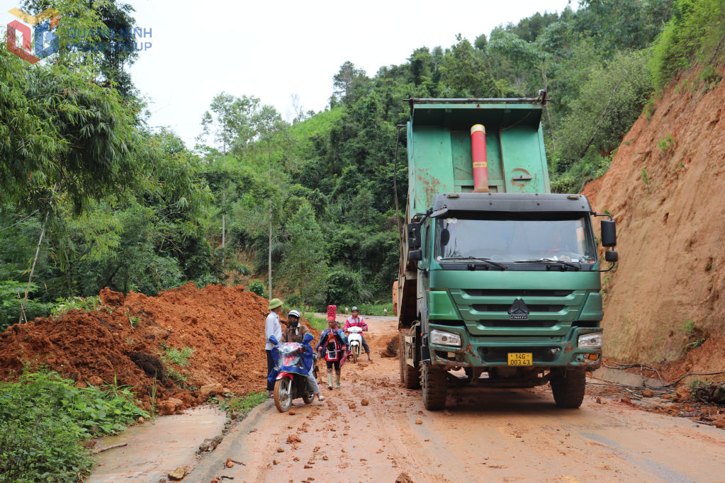 Chiều 15/10, điểm sạt lở tại khu vực thôn Pắc Pộc, thuộc tuyến đường liên xã Lục Hồn - Hoành Mô cơ bản được khắc phục. Chiều 15/10, điểm sạt lở tại khu vực thôn Pắc Pộc, thuộc tuyến đường liên xã Lục Hồn - Hoành Mô cơ bản được khắc phục.
