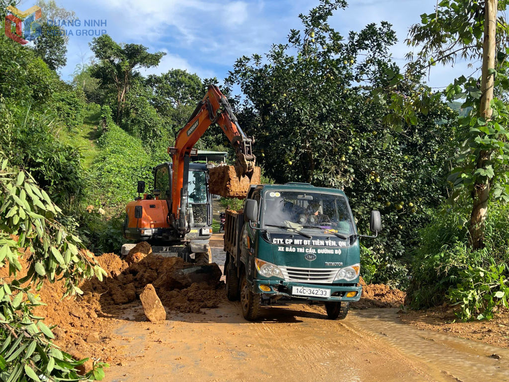 Chính quyền xã Tiên Yên huy động phương tiện, máy móc khắc phục điểm sạt lở tại thôn Văn Mây. Chính quyền xã Tiên Yên huy động phương tiện, máy móc khắc phục điểm sạt lở tại thôn Văn Mây.