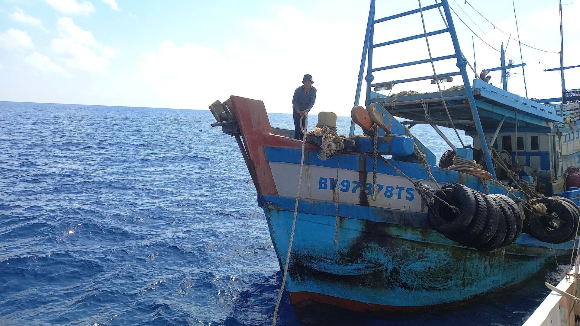 Tàu cá BV97878TS cập mạn tàu KN 201 Tàu cá BV97878TS cập mạn tàu KN 201