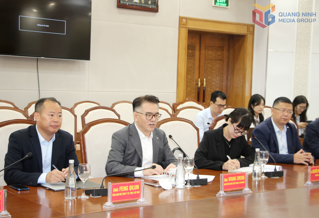 Ông Wang Cheng, Giám đốc điều hành Tập đoàn TCL Technology, trình bày đề xuất tại buổi làm việc.