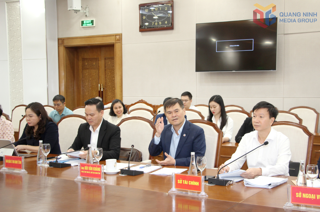 Ông Bùi Văn Khắng, Phó Bí thư Tỉnh ủy, Chủ tịch UBND tỉnh Quảng Ninh, trao đổi với Tập đoàn TCL Technology về các biện pháp hỗ trợ của tỉnh Quảng Ninh dành cho Tập đoàn.