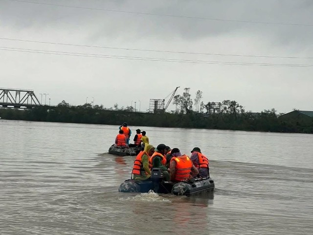 Đã tìm thấy thi thể 3 bố con nhảy cầu Bến Thủy xuống sông Lam