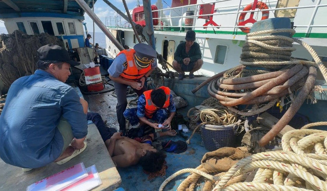 Tổ quân y cấp cứu cho ngư dân Đào Nhứt Lít Tổ quân y cấp cứu cho ngư dân Đào Nhứt Lít