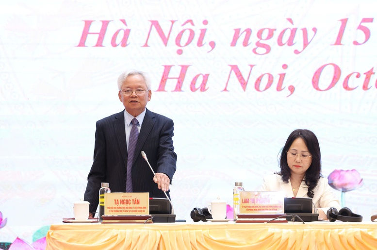 GS.TS Tạ Ngọc Tấn, Tổ phó Thường trực Tổ biên tập Văn kiện Đại hội XIV của Đảng cung cấp thông tin tại họp báo - Ảnh: VGP/Toàn Thắng