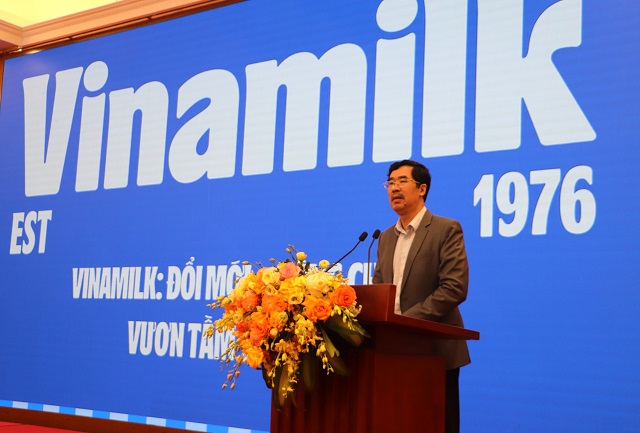 Ông Nguyễn Quốc Khánh – Giám đốc Điều hành Nghiên cứu và Phát triển Vinamilk, trình bày việc ứng dụng công nghệ định danh và truy xuất nguồn gốc cho sản phẩm Vinamilk Ông Nguyễn Quốc Khánh – Giám đốc Điều hành Nghiên cứu và Phát triển Vinamilk, trình bày việc ứng dụng công nghệ định danh và truy xuất nguồn gốc cho sản phẩm Vinamilk
