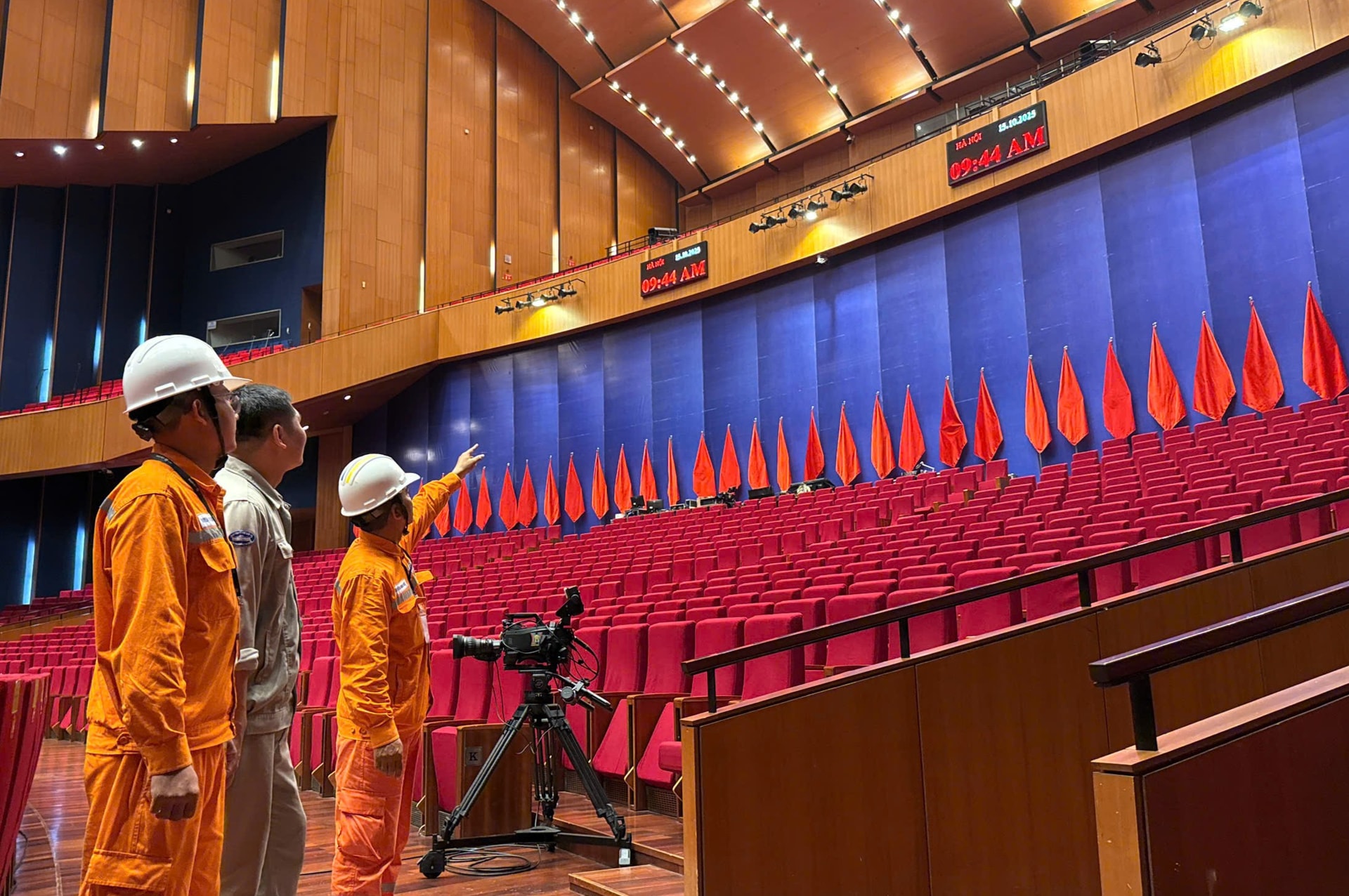 EVNHANOI đã xây dựng phương án đảm bảo cung cấp điện an toàn, liên tục và ổn định phục vụ Đại hội đại biểu Đảng bộ thành phố Hà Nội lần thứ XVIII.