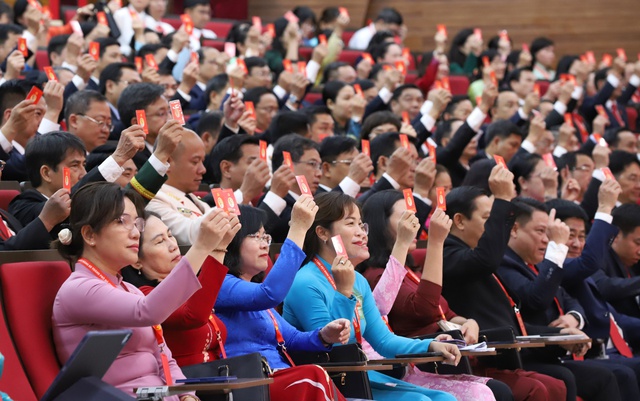 Các đại biểu biểu quyết thông qua dự thảo Nghị quyết Đại hội Các đại biểu biểu quyết thông qua dự thảo Nghị quyết Đại hội