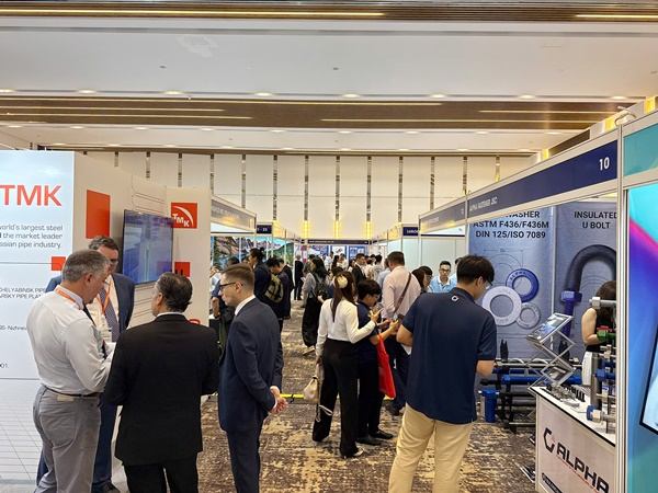 Quang cảnh triển lãm ngày đầu tiên