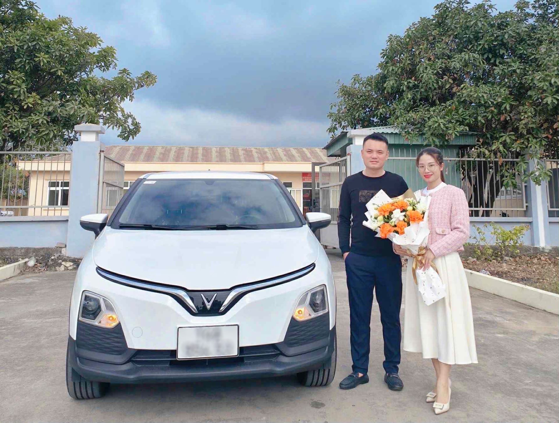 Từ khi có VF 5, gia đình anh Đồng Thế Quân (Quảng Ninh) đã thay đổi thói quen di chuyển, không phụ thuộc vào xe dịch vụ nữa. Từ khi có VF 5, gia đình anh Đồng Thế Quân (Quảng Ninh) đã thay đổi thói quen di chuyển, không phụ thuộc vào xe dịch vụ nữa.