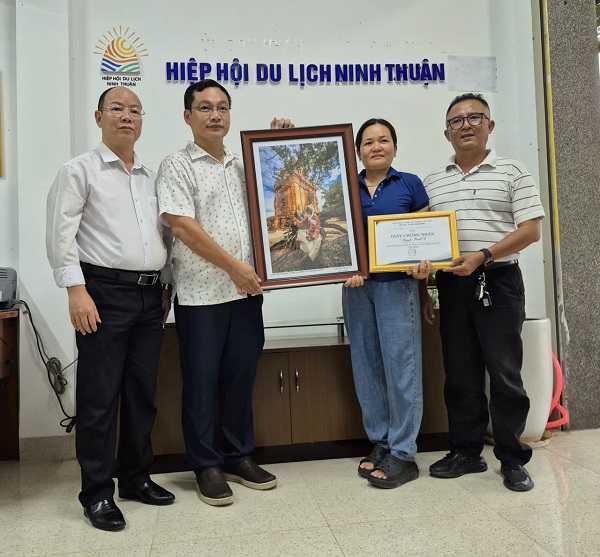 Ông Nguyễn Anh Vũ- Chủ tịch Hiệp hội Du lịch Ninh Thuận trao Giải Nhất cho đại diện tác giả Nguyễn Minh Tú với bộ ảnh “Vẻ đẹp vượt thời gian của Ngôi Tháp Chăm cổ kính”