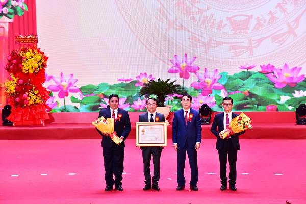 Trao Huân chương Độc lập hạng Ba cho Sở Nội vụ