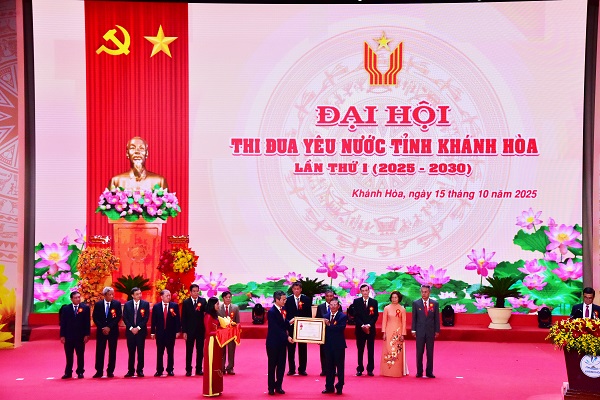 Trao Huân chương Lao động hạng Nhất cho ông Trần Ngọc Thanh - nguyên Ủy viên Ban Thường vụ Tỉnh ủy, nguyên Chủ tịch Ủy ban MTTQ Việt Nam tỉnh;