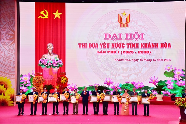 Trao Huân chương Lao động hạng Nhì cho 8 cá nhân; Huân chương Lao động hạng Ba cho 22 cá nhân.