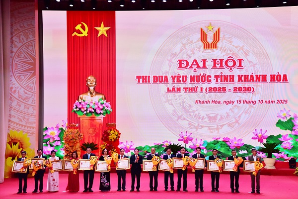 Trao Huân chương Lao động hạng Nhì cho 8 cá nhân; trao Huân chương Lao động hạng Ba cho 22 cá nhân.