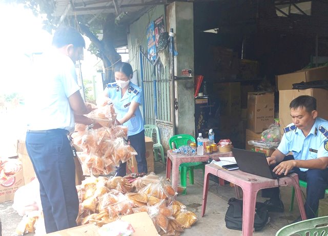 Liên tiếp phát hiện nhiều cơ sở kinh doanh hàng hóa vi phạm.