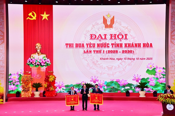 Trao cờ thi đua của Chính phủ cho Ban Tổ Chức Tỉnh ủy và Sở Nội vụ