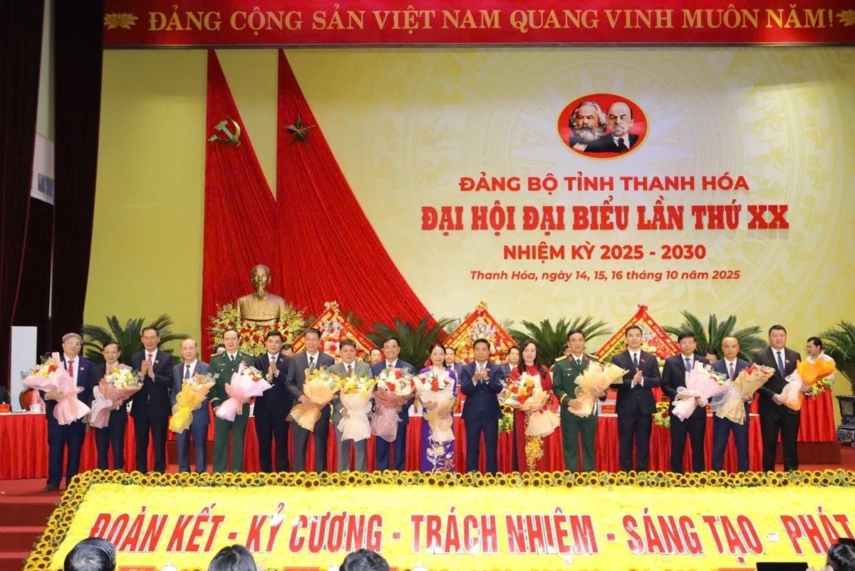 Các đồng chí Thường trực Tỉnh ủy khóa XX tặng hoa các đồng chí Ủy viên Ban Chấp hành Đảng bộ tỉnh khóa XIX không tham gia Ban Chấp hành Đảng bộ tỉnh khóa XX. Các đồng chí Thường trực Tỉnh ủy khóa XX tặng hoa các đồng chí Ủy viên Ban Chấp hành Đảng bộ tỉnh khóa XIX không tham gia Ban Chấp hành Đảng bộ tỉnh khóa XX.