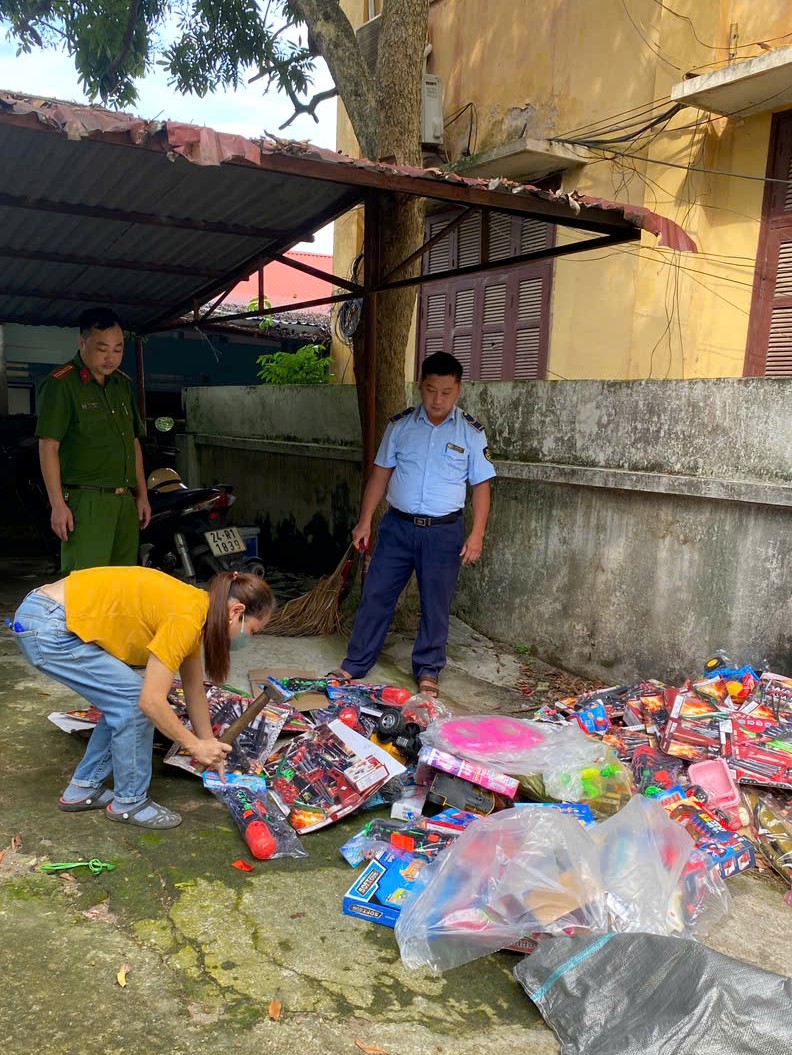 Đội QLTT số 7 phối hợp với các cơ quan chức năng giám sát tiêu hủy hàng hóa vi phạm hành chính