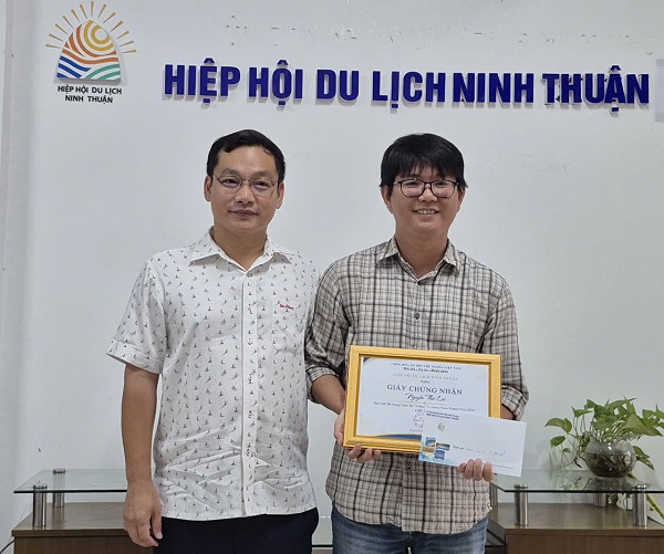 Ông Nguyễn Anh Vũ - Chủ tịch Hiệp hội Du lịch Ninh Thuận- Khánh Hòa trao Giải 3 cho tác giả Nguyễn Thái Lai hạng mục Video với tác phẩm “Ninh Thuận quê tôi”