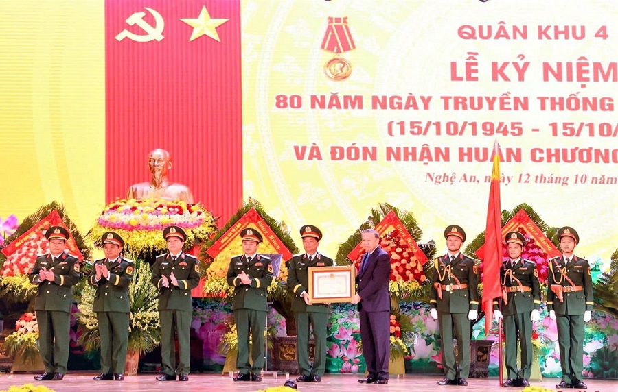 Quân khu 4 nhận Huân chương Hồ Chí Minh nhân dịp kỷ niệm 80 năm Ngày truyền thống