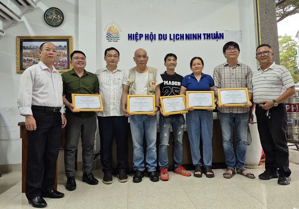 Ban lãnh đạo Hiệp hội Du lịch Ninh Thuận- Khánh Hòa chụp ảnh lưu niệm với các tác giả đạt Giải