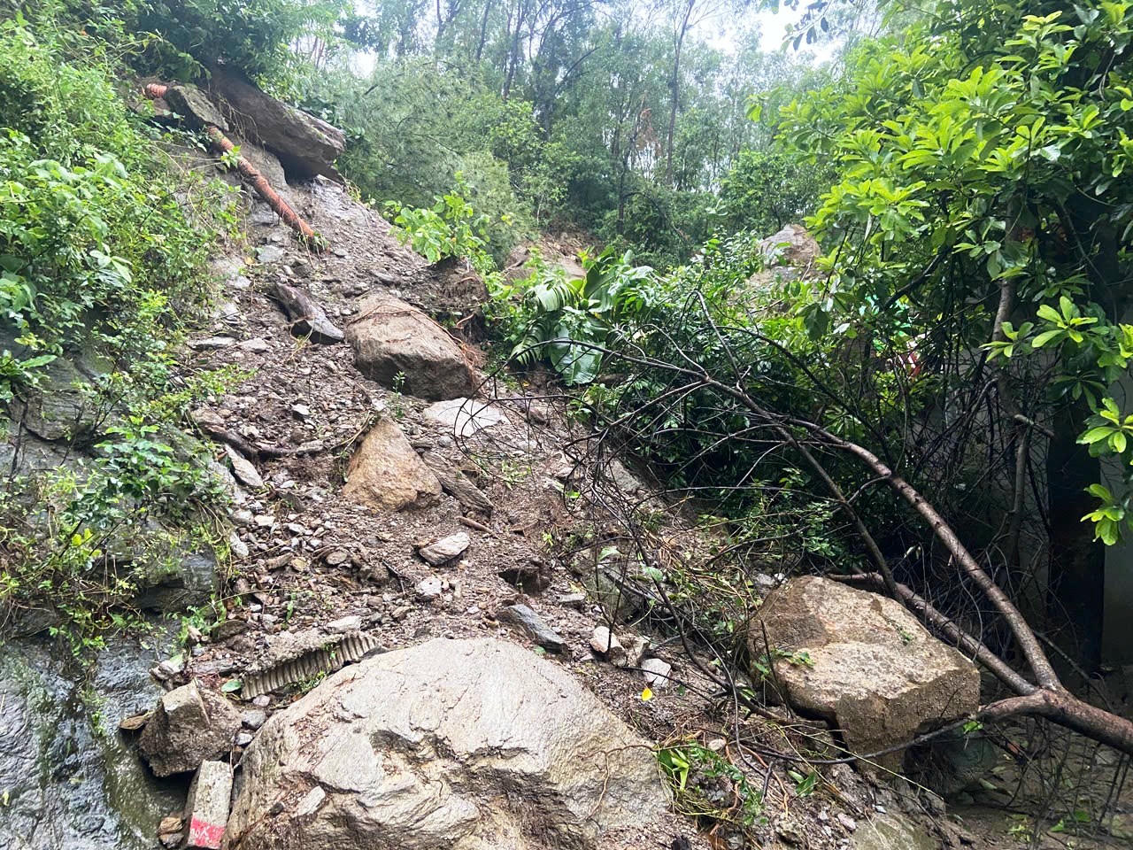 Thanh Hóa công bố tình huống khẩn cấp sạt lở đất, đá núi Linh Trường