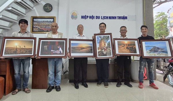 Ban Lãnh đạo HHDL Ninh Thuận- Khánh Hòa và một số tác giả chụp lưu niệm với tác phẩm được Giải.