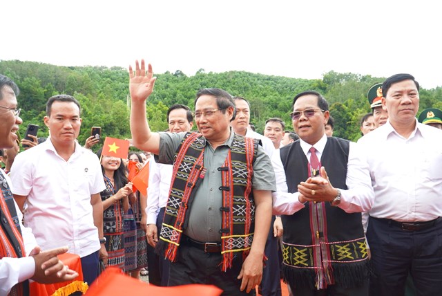 Thủ tướng Phạm Minh Chính với bà con nhân dân xã Tây Giang tại lễ khởi công Trường phổ thông nội trú, bán trú liên cấp xã Tây Giang.