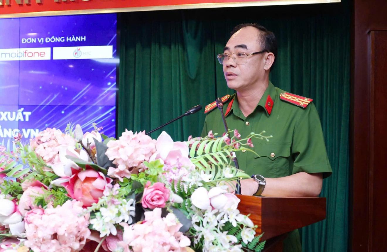 Đại tá Trần Hồng Phú, Phó Cục trưởng Cục Cảnh sát quản lý hành chính về trật tự xã hội (C06), Bộ Công an chủ trì lễ công bố triển khai thí điểm giải pháp định danh, truy xuất nguồn gốc hóa chất, tiền chất trên nền tảng VneID.