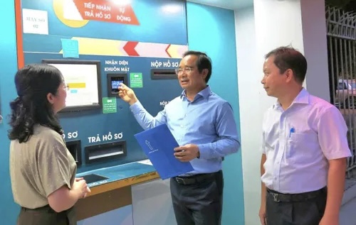 Ông Nguyễn Văn Được - Chủ tịch UBND TP. HCM kiểm tra hoạt động tại cơ sở.